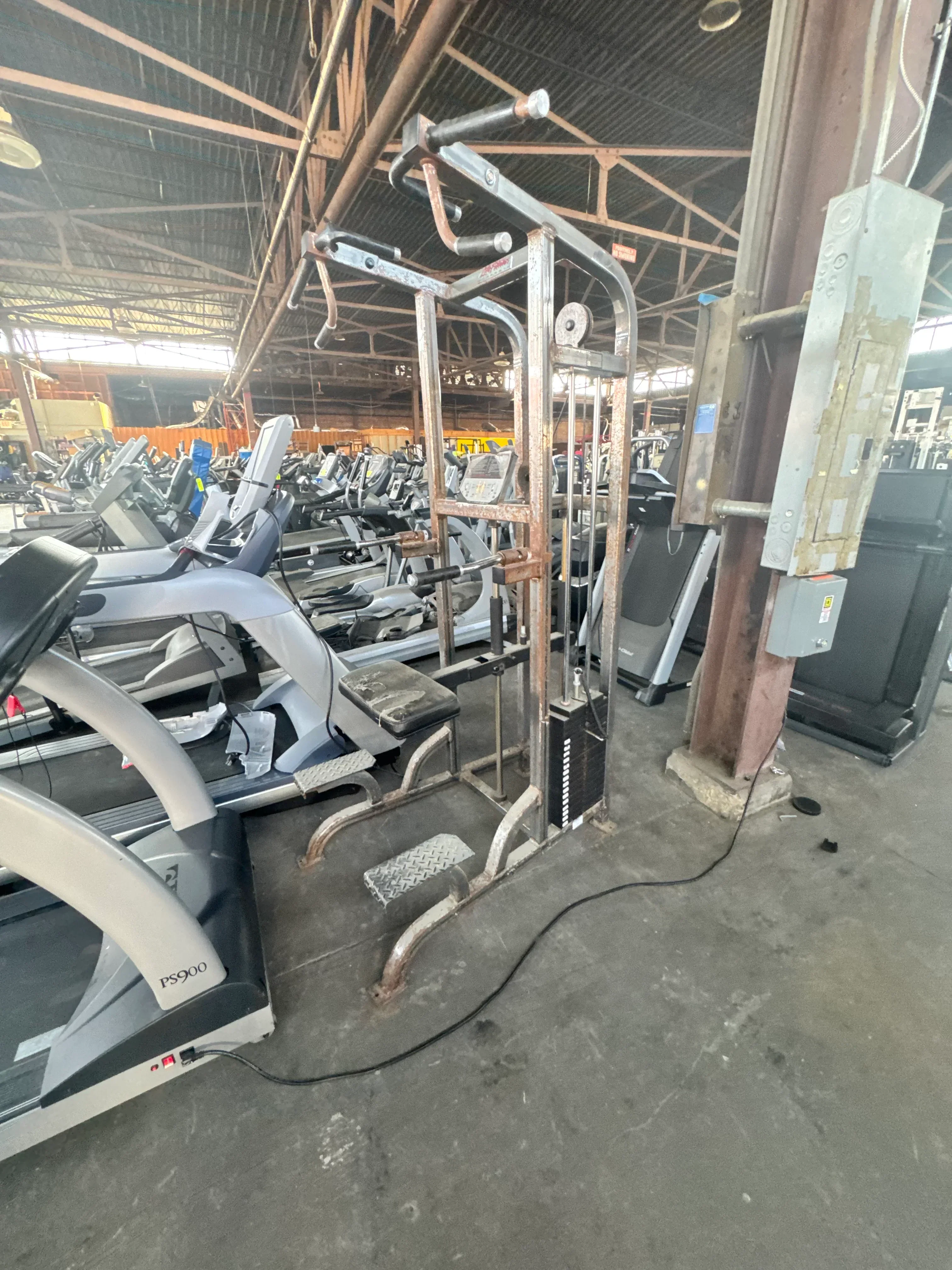Pre-Owned Life Fitness Selectorized Chin Dip Assist