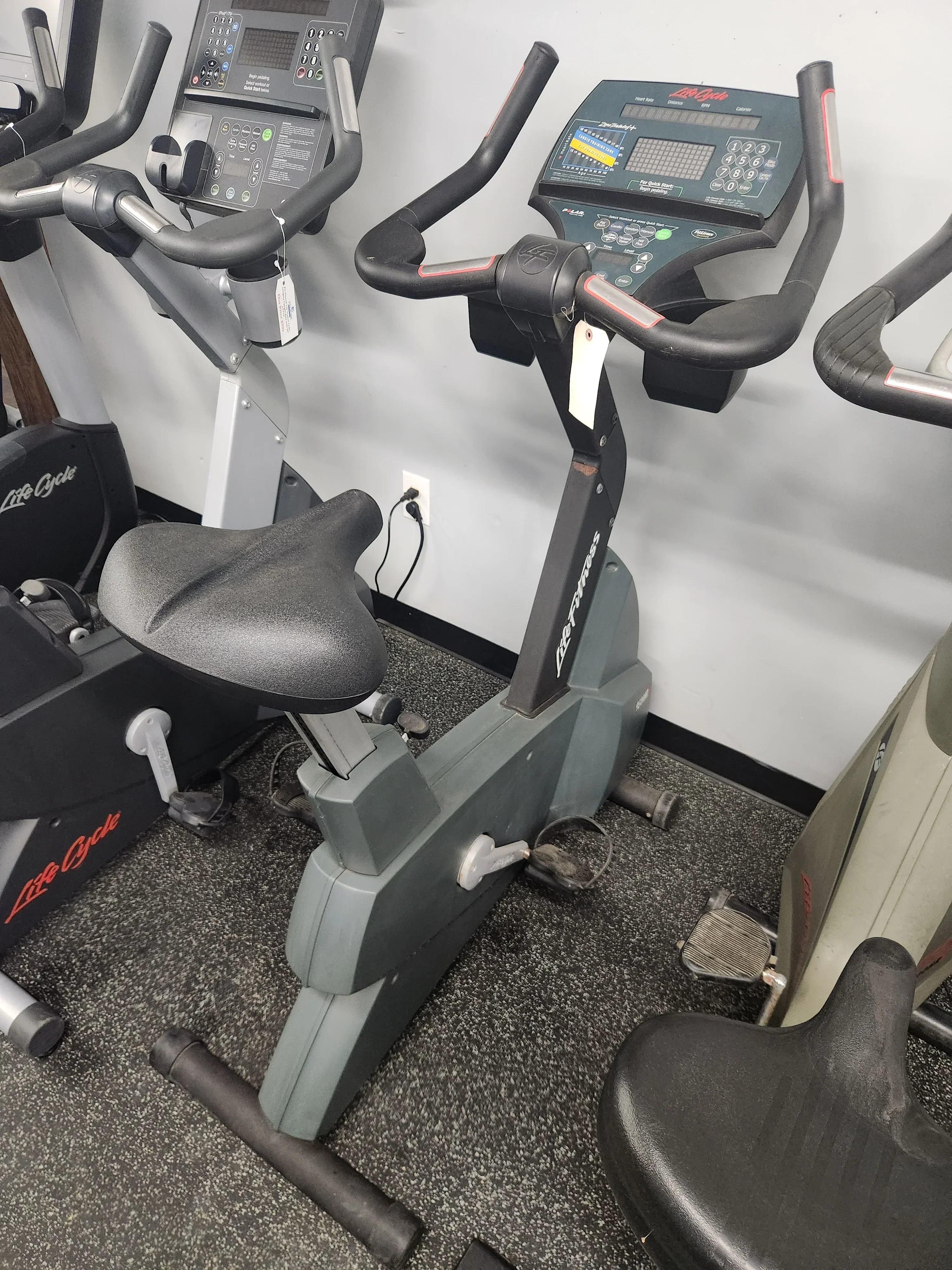 Pre-Owned Life Fitness 9500 HR Upright Exercise Bike (black) - Image 2